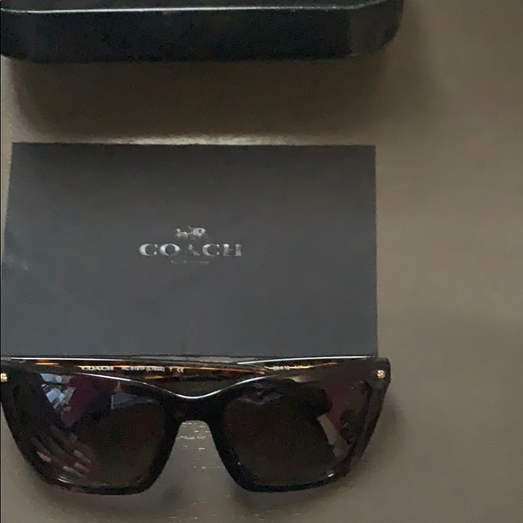 Coach Sunglasses (New) Light usage - Picture 4 of 4